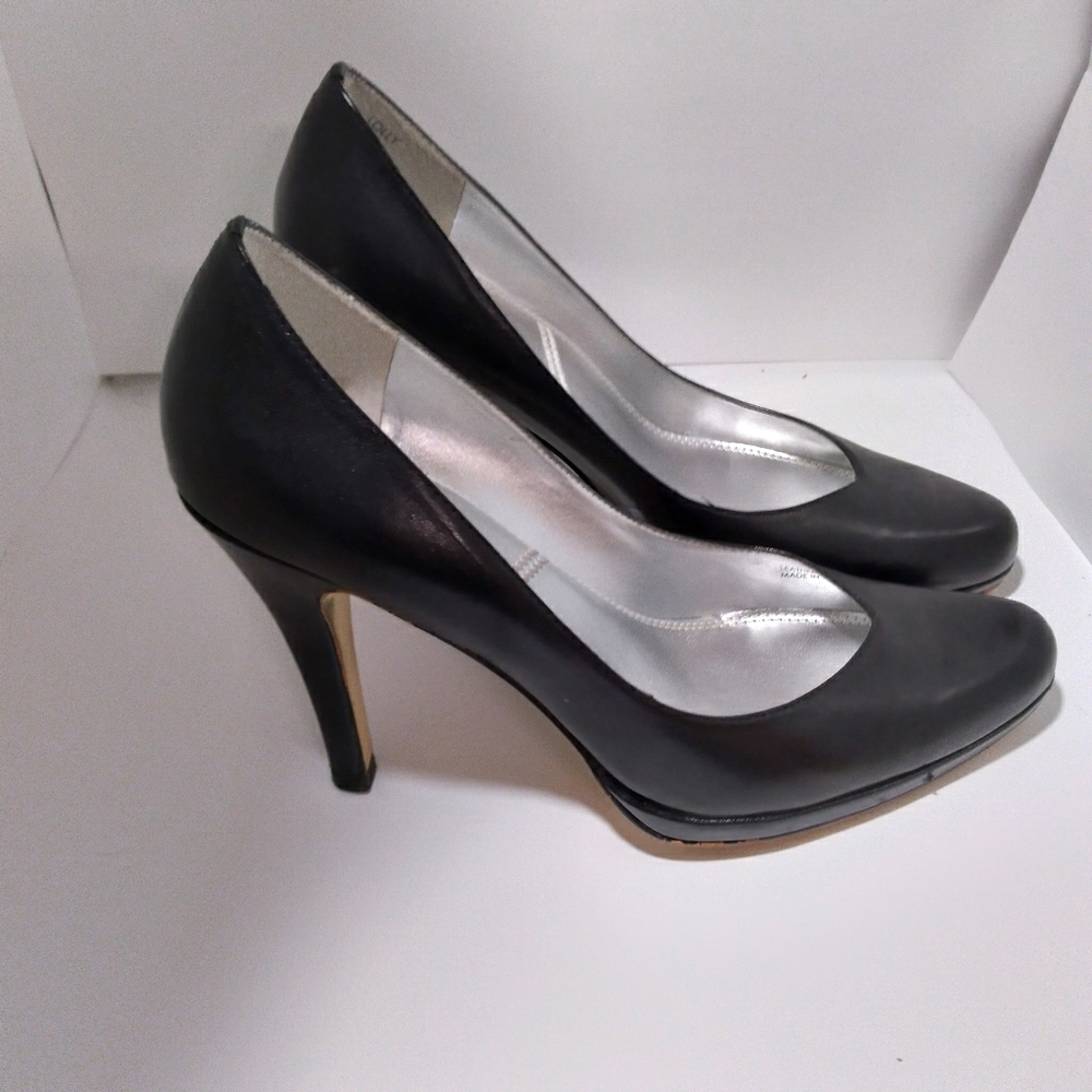 EUC Tahari Classic Black Heels